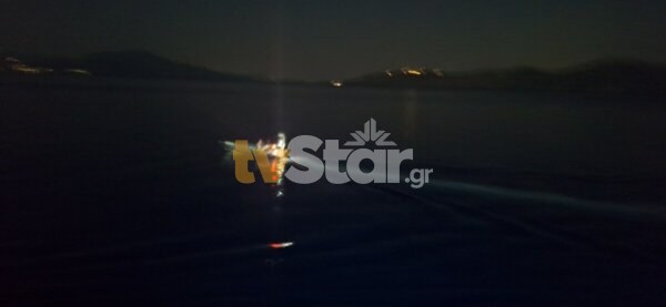 Αγανακτησμένοι οι επιβάτες του πλοίου – Στις 2 τα ξημερώματα έφτασε το ρυμουλκό για να μεταφέρει το καράβι στο λιμάνι (video)