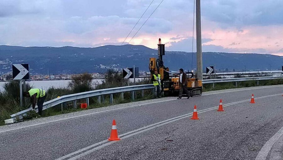 Εργασίες συντήρησης των φθαρμένων και αντικατάστασης των κατεστραμμένων μεταλλικών στηθαίων ασφαλείας (μεταλλικές μπάρες) σε επιλεγμένες θέσεις σε όλο το επαρχιακό οδικό δίκτυο της Λευκάδας από την Περιφερειακή Ενότητα Λευκάδας. #ΠΙΝ #Λευκάδα #ΟδικήΑσφάλεια