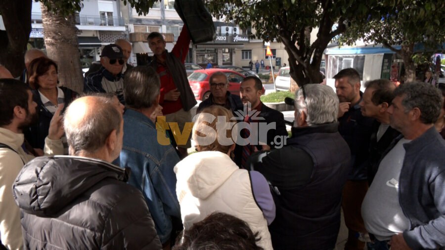 Κάτοικοι από το Αργυρό έξω από τα Δικαστήρια Χαλκίδας