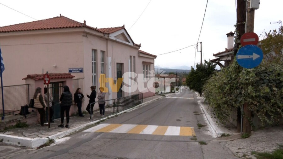 Στο χωριό Καθενοί, έξω από το νηπιαγωγείο