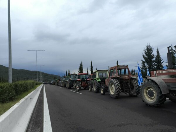 Την Δευτέρα η συνάντηση με τον Πρωθυπουργό. Άνοιξαν τους δρόμους οι αγρότες. Ανάστατοι οι κτηνοτρόφοι. (video)