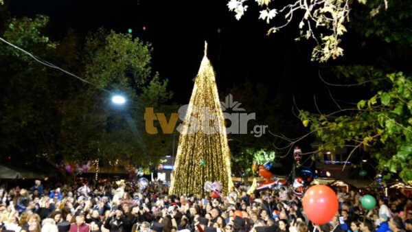 Θήβα: Λαμπερή φωταγώγηση Χριστουγεννιάτικου δέντρου.(video)