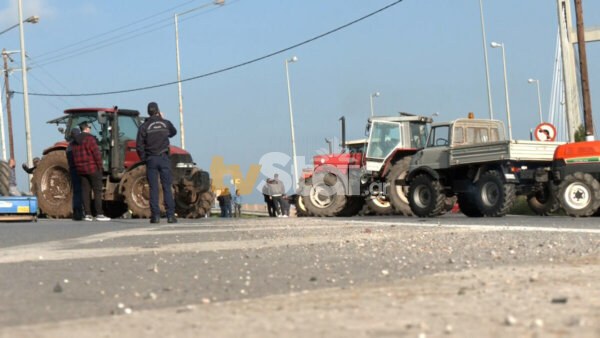 Εύβοια – Οι αγρότες έκλεισαν και τον μοναδικό παράδρομο