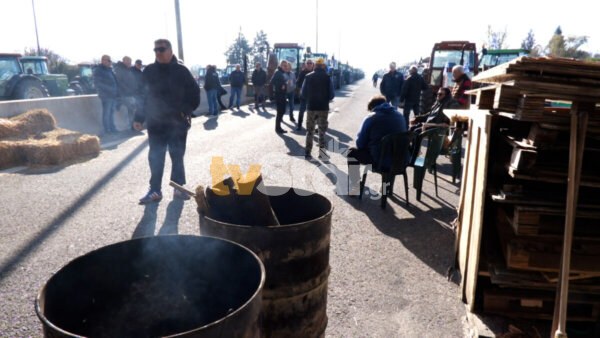 Παραμένουν στα μπλόκα του Κάστρου και της Θήβας οι αγρότες της Βοιωτίας.(video)