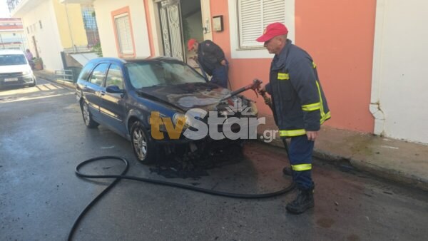 Φωτιά σε αυτοκίνητο στη Λαμία (φωτο video)