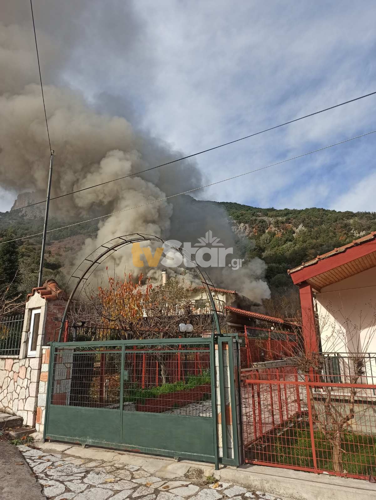 Φωκίδα: Κάηκε μέσα στο αυτοκίνητό του – Την ίδια ώρα καιγόταν και το σπίτι του