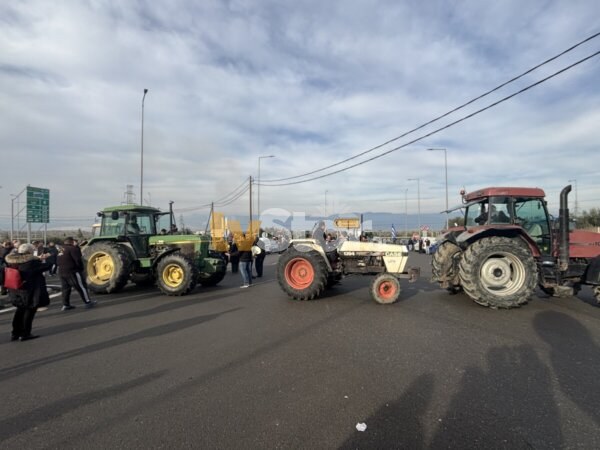 Τα μπλόκα της Φθιώτιδας ενώθηκαν στον Μπράλο – Έκλεισε για δύο ώρες και ο παράδρομος (video)