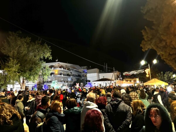 Φωταγωγήθηκε το Χριστουγεννιάτικο δέντρο της Νέας Αρτάκης