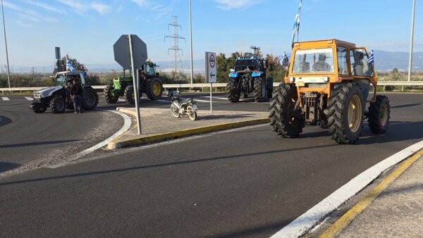 Δεν κάνουν πίσω οι αγρότες. Είναι εξαγριωμένοι από τις κινήσεις της κυβέρνησης. Έκλεισαν και πάλι τους παραδρόμους στο μπλόκο του Μπράλου. (video)