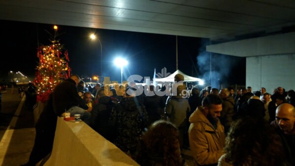 Θήβα: Άναψε το Χριστουγεννιάτικο δέντρο των μπλόκων.(video)