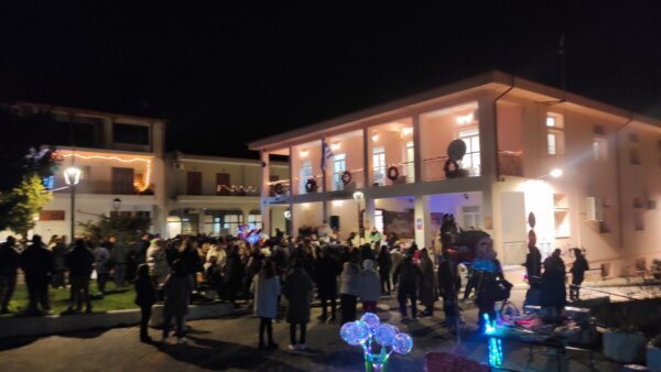 Κέφι και αγάπη για τα παιδιά της “ΦΛΟΓΑΣ” στη φωταγώγηση του Χριστουγεννιάτικου Δέντρου στο Δίστομο