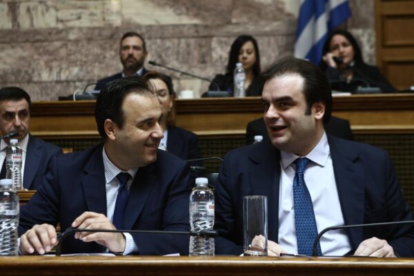 Ο Πιερρακάκης παρουσίασε στη Βουλή το σχέδιο αναδιάρθρωσης των ΕΛΤΑ: Το ταχυδρομείο αλλάζει για να μπορέσει να μείνει παρόν