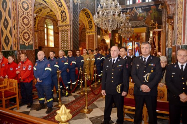 Δοξολογία στον Μητροπολιτικό Ναό Άμφισσας προς τιμήν των Τριών Παίδων εν Καμίνω, προστατών αγίων του Πυροσβεστικού Σώματος