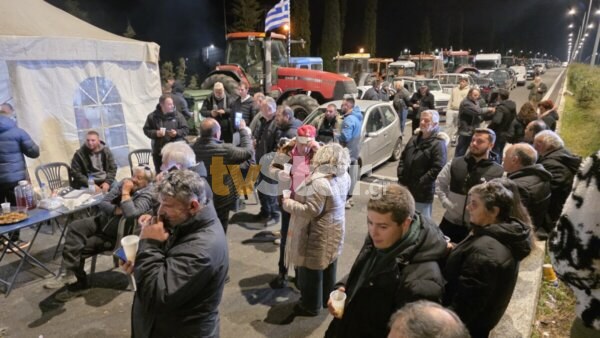Μένουν στα μπλόκα οι αγρότες και ετοιμάζονται για Χριστούγεννα. Με δημοτικά τραγούδια πέρασαν το βράδυ στον κόμβο του Μπράλου. (video)