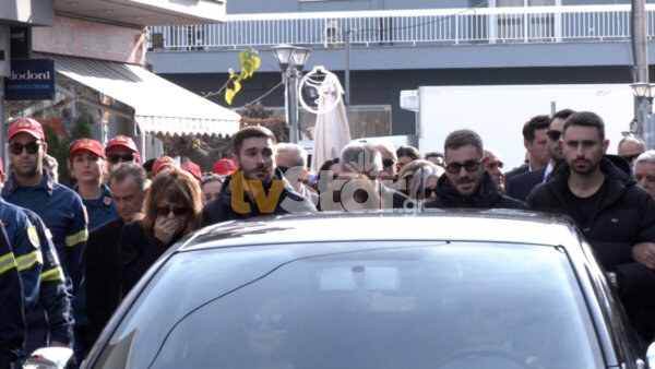 Βουβός πόνος και σιγή σκέπασε τα Ψαχνά – Το τελευταίο αντίο στον Δήμαρχο, Γιώργο Ψαθά (video)