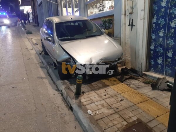 “Τρελό” επιβατικό κατέληξε σε πρόσοψη καταστήματος στο κέντρο της Λιβαδειάς