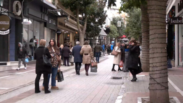 Ψώνια και δώρα με… μέτρο υπό τη σκιά της ακρίβειας (video)