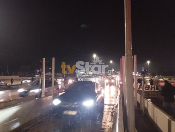 Άνοιξαν τα διόδια της Τραγάνας οι αγρότες της Αταλάντης και των Αφιδνών οι αγρότες της Εύβοιας (video)