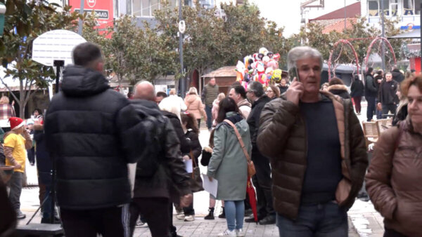 Αντίστροφη μέτρηση για τα Χριστούγεννα: Κυριακή με ανοιχτά καταστήματα (video)