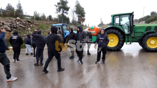 Κλειστοί για μία ώρα και οι παράδρομοι της Εθνικής στο ύψος του Μαρτίνου από το μπλόκο του Κάστρου.(video)