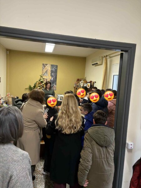 Μαθητές του Δημοτικού Σχολείου Κάτω Τιθορέας είπαν τα Κάλαντα στη Δήμαρχο Αμφίκλειας – Ελάτειας