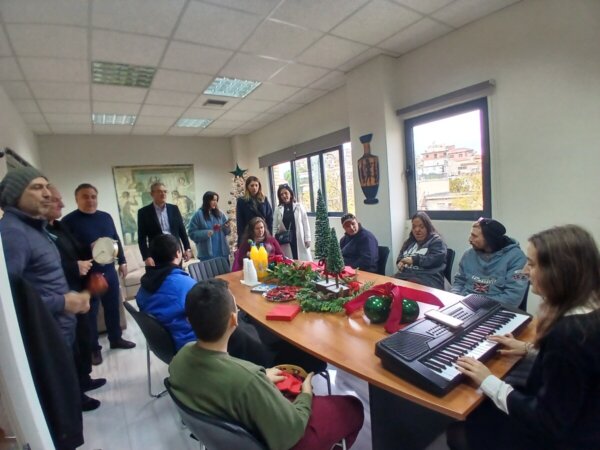 Κάλαντα μετά μουσικής από το ΕΕΕΕΚ Λουτουφίου