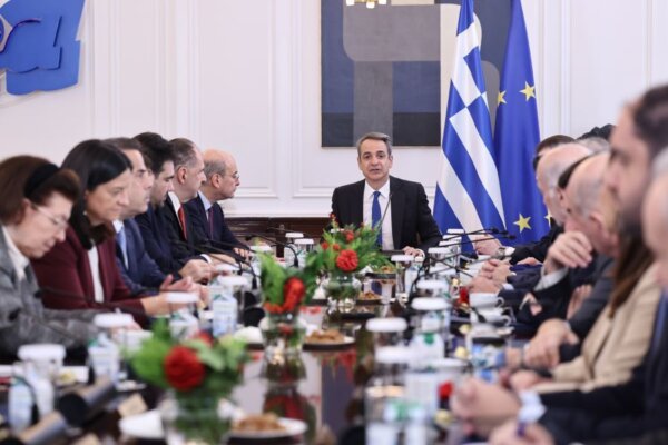 Μητσοτάκης στο υπουργικό για αγρότες: Δεν θα υποκύψουμε σε εκβιασμούς – Τον πρώτο λόγο για την απελευθέρωση των δρόμων τον έχει η Τροχαία