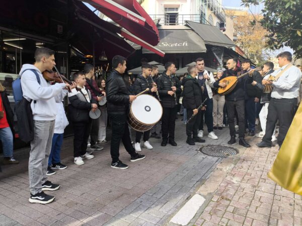 Χριστουγεννιάτικα κάλαντα στο κέντρο της Λαμίας από το Μουσικό Σχολείο (video)