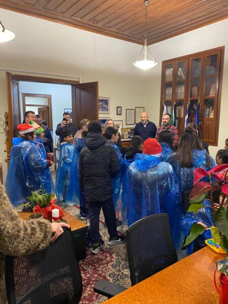 Χριστουγεννιάτικες μελωδίες και παιδικά χαμόγελα στο Διοικητήριο Δομοκού από τους μαθητές του Δημοτικού Σχολείου
