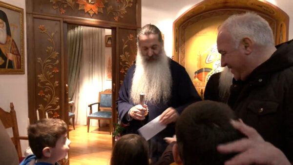 Το ΚΔΑΠ ΑΜΕΑ “Πρόσβασις” τραγουδά τα κάλαντα στο Μητροπολίτη – Η επίσκεψη του Περιφερειάρχη στο γηροκομείο (video)