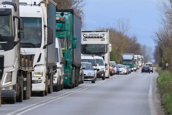 Δεύτερη ημέρα εξόδου για τα Χριστούγεννα με μπλόκα- Αυξημένη η κίνηση προς Κεντρική Ελλάδα