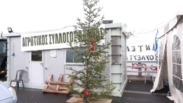 Χριστούγεννα στο μπλόκο – Μακριά από το σπίτι, κοντά στο αίτημα (video)