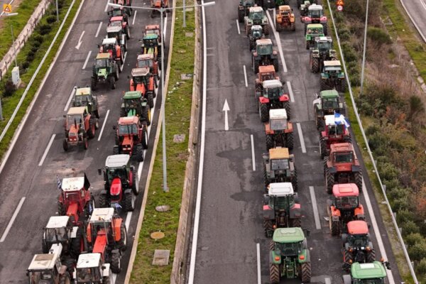 Χριστούγεννα στα μπλόκα κάνουν οι αγρότες: Στην άκρη τα τρακτέρ για να διευκολυνθούν οι εκδρομείς