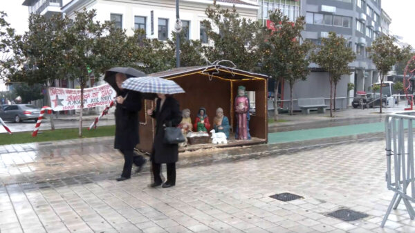 Οικογενειακά και μακριά από εξόδους τα Χριστούγεννα για τη Λαμία