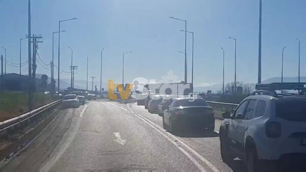 Απίστευτη ταλαιπωρία για πολλούς οδηγούς- Ουρές χιλιομέτρων σε παραδρόμους (video)