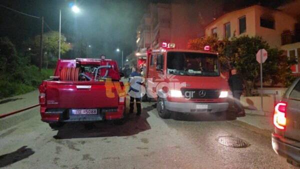 Πανικός στην Πάτρα για φωτιά σε πιλοτή πολυκατοικίας: Τρία αυτοκίνητα τυλίχτηκαν στις φλόγες – Εμπρησμό ερευνούν οι Αρχές