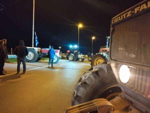 Με κόρνες χαιρετούσαν τους αγρότες οι οδηγοί