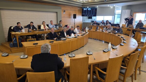 Περιφερειακό συμβούλιο με κάλαντα, τιμητική πλακέτα, ενός λεπτού σιγή και σοβαρά θέματα. (video)