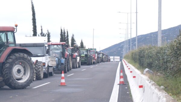 Παραμονή Πρωτοχρονιάς με τα τρακτέρ στους δρόμους. “Έχουμε και εμείς plan b” λένε οι αγρότες στη Φθιώτιδα. (video)