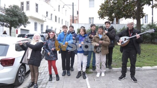 Παρέες παιδιών και σύλλογοι έψαλλαν τα κάλαντα στη Λαμία. (video)