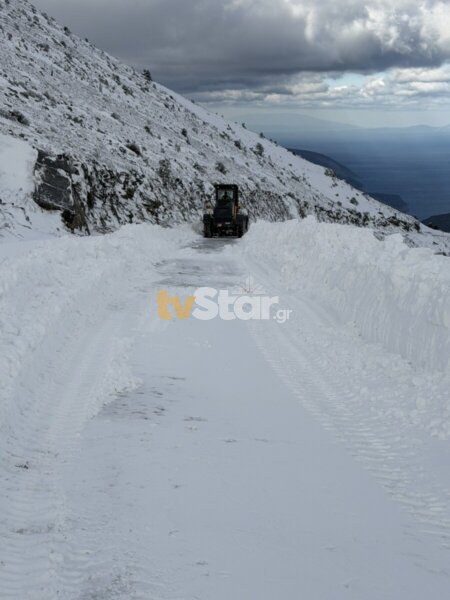 Ξεπέρασε το μισό μέτρο το χιόνι προς Γλυφάδα Ευβοίας. (video)