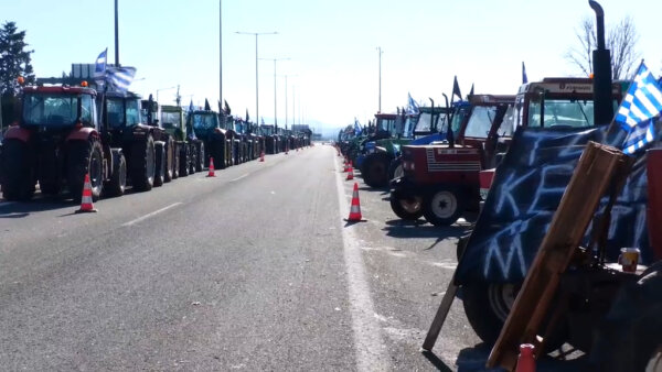 Στο μπλόκο του Κάστρου υποδέχθηκαν το 2026 οι Βοιωτοί αγρότες (video)