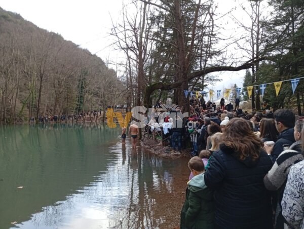 Τα Θεοφάνια στη Λίμνη Μικρού Χωριού Ευρυτανίας και ο επισκέπτης που είχε τάμα (video)