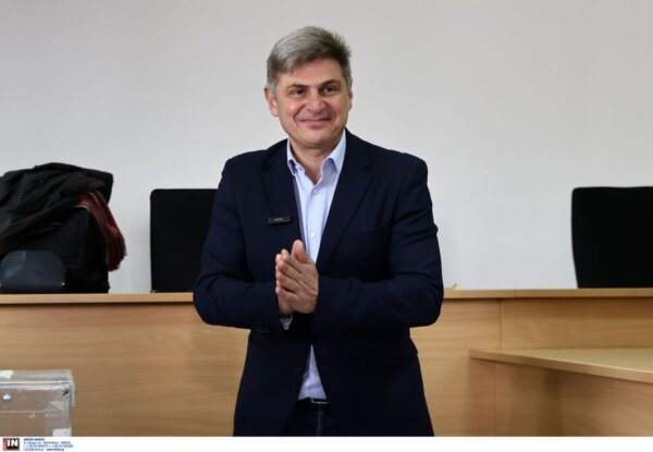 ΣΥΡΙΖΑ: Διαγράφει Φαραντούρη από την ευρωομάδα και ζητά να παραδώσει την έδρα – Δεν τη δίνω, απαντά ο ευρωβουλευτής