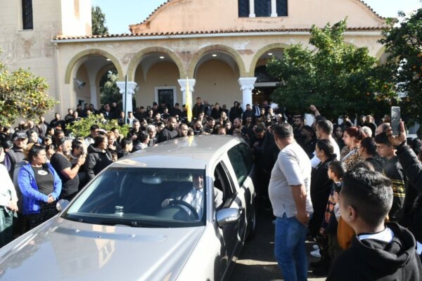 Θρήνος στο τελευταίο αντίο στον 30χρονο που έχασε τη ζωή του μετά τον άγριο ξυλοδαρμό στον Πάτρα