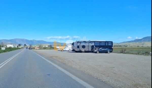 Ισχυρή αστυνομική δύναμη αναμένει την αντίδραση του μπλόκου της Θήβας (video)