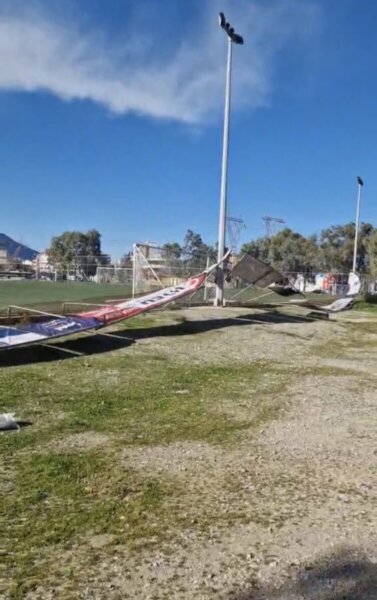 Ισχυροί άνεμοι έριξαν τμήμα της περίφραξης στο γήπεδο ποδοσφαίρου του Πάρκου Λαού στη Χαλκίδα (φωτο)