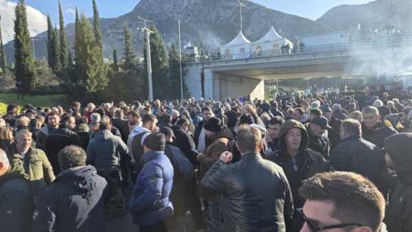 Κλειστή Εθνική οδός και παράδρομοι στο μπλόκο Μπράλου για 48 ώρες: “Θέλουμε διάλογο με λυμένα προβλήματα” (video)