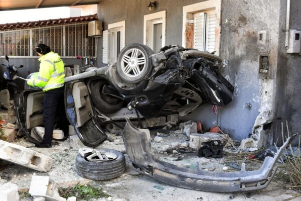 Τραγωδία στην Κόρινθο: Δύο νεκροί σε τροχαίο – Το αυτοκίνητο “καρφώθηκε” σε τοίχο