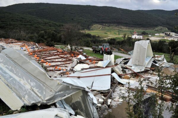 Ιωάννινα: Ανεμοστρόβιλος κατέστρεψε ολοσχερώς μεγάλη πτηνοτροφική μονάδα